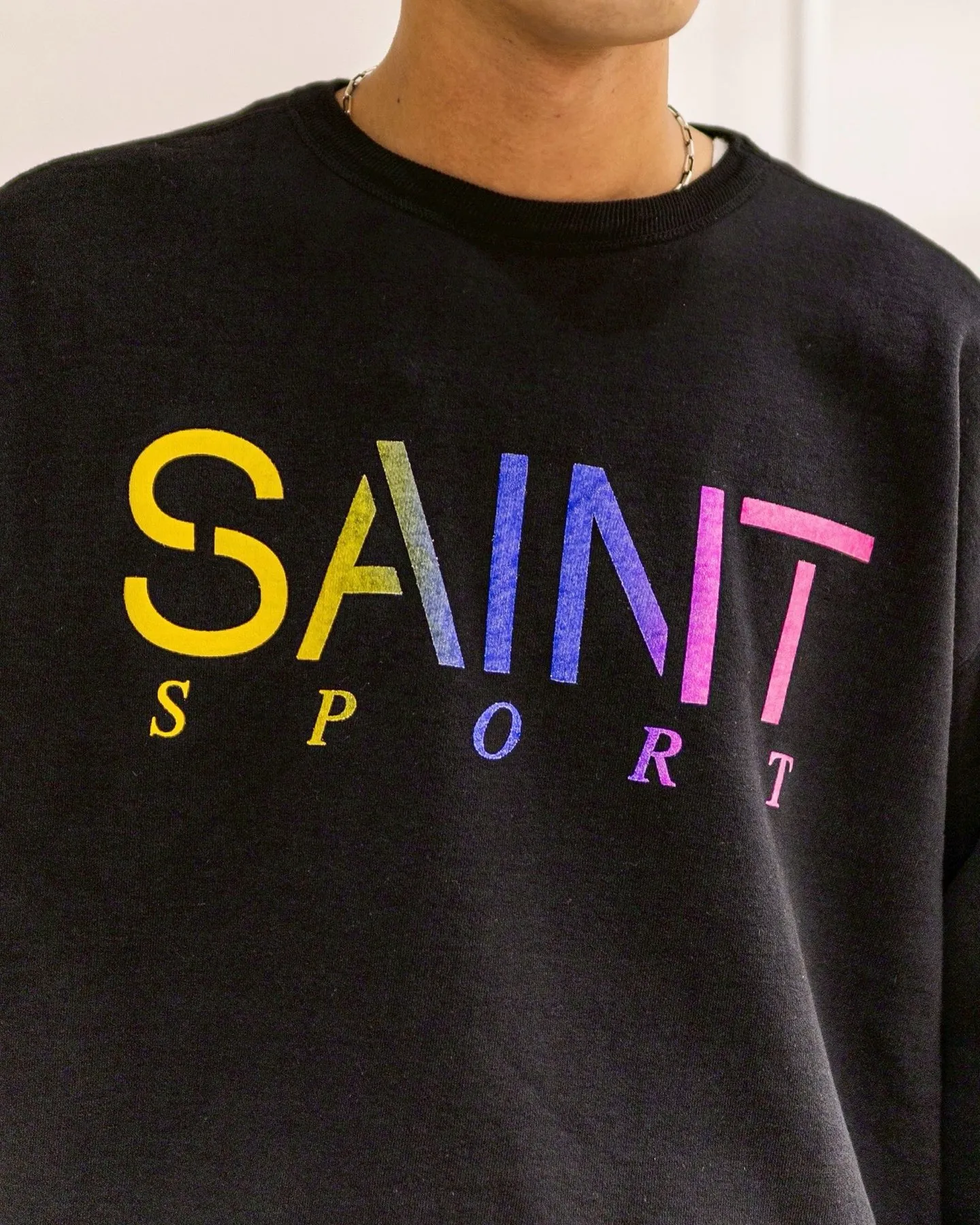 SAINT Mxxxxxx CRW NECK SWET/SAINT SPORT/BLK Colorful Gradient SAINT Round Neck Sweatshirt Black S-XL Original 420g David's Cloth Light Fleece Genuine Plate Main Mark Washing Mark and Other Accessories Complete and Correct Correct Level of Printing Technology Natural Gradient Transition Original Loose Fit Comfortable and Easy to Wear